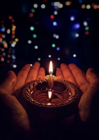 Twee handen met een diwali lichtje